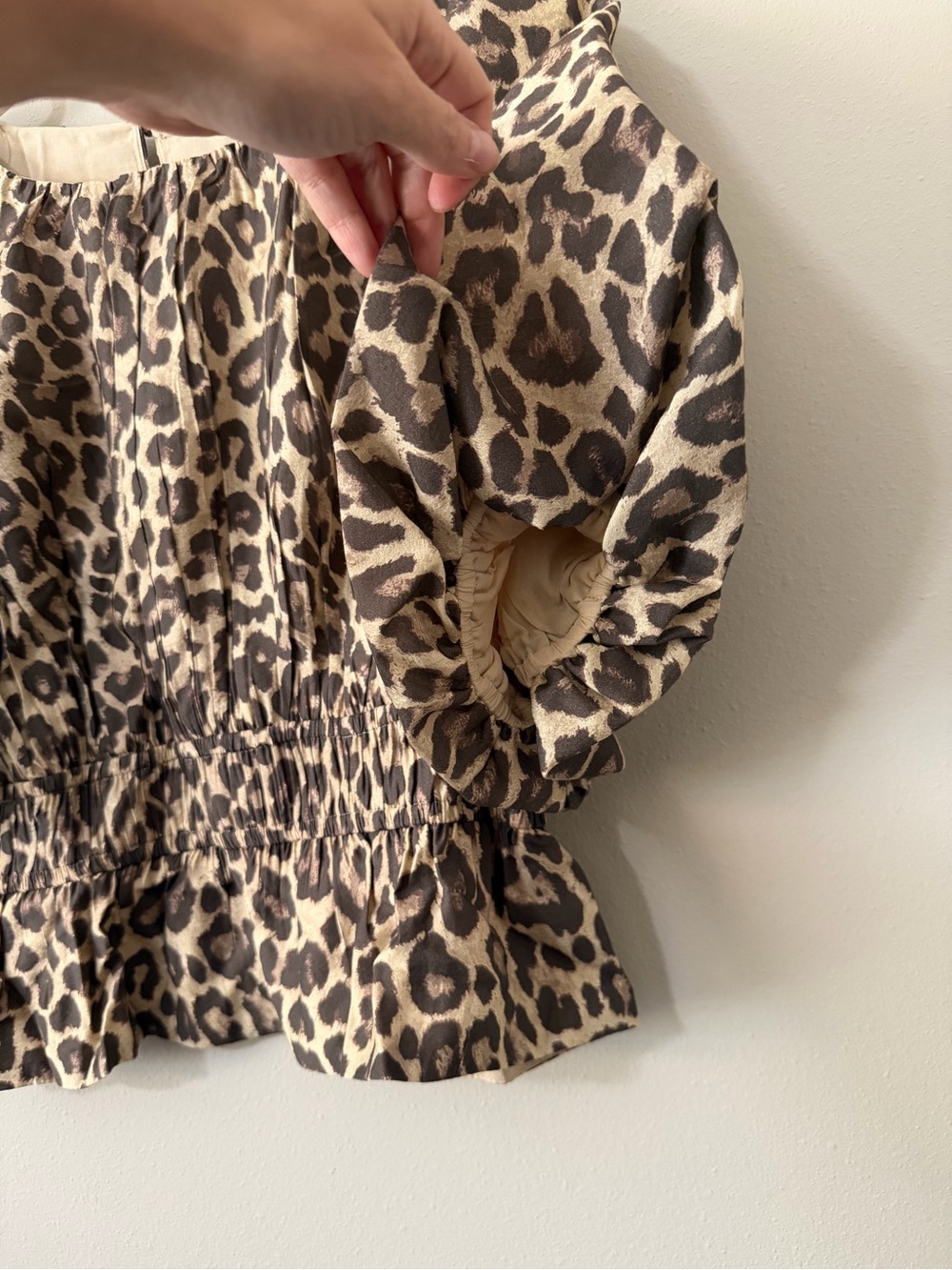 Joie NWT Leopard Print Puff Sleeve Smocked Waist Blouse Top Medium - Picture 4 of 10